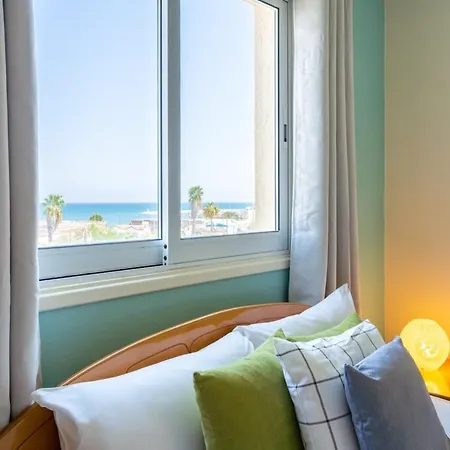 Daire Bayview 2-br W Terrace In Larnaca